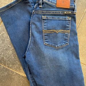 Women’s size 4/27 Lucky Brand Charlie straight jeans